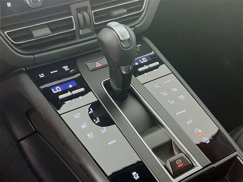 New 2026 Porsche Macan image 18