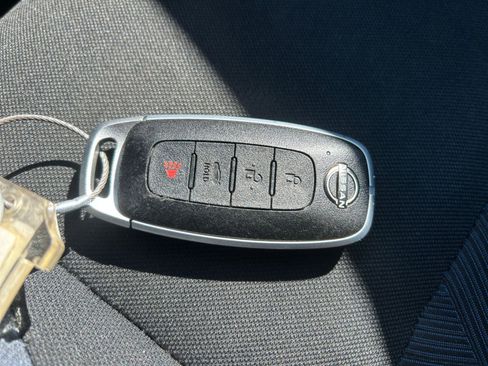 Used 2025 Nissan Versa SV image 21