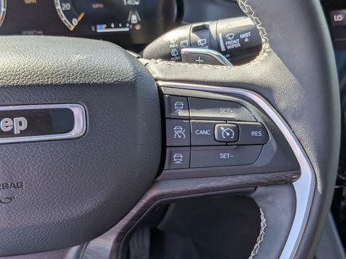 Used 2023 Jeep Grand Cherokee L Limited AWD/4WD image 19