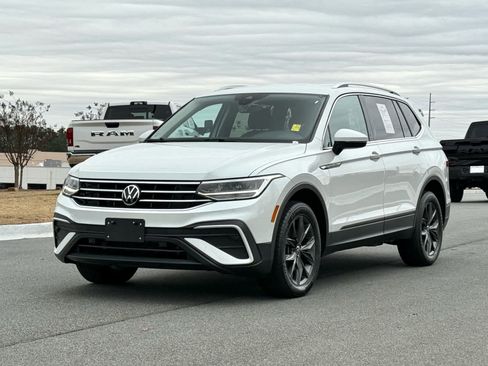 Used 2023 Volkswagen Tiguan SE image 1