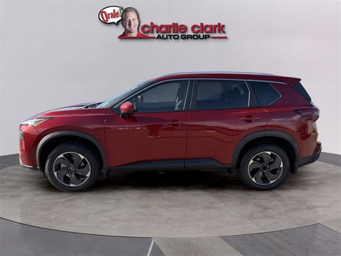 Used 2024 Nissan Rogue SV w/ SV Premium Package image 2