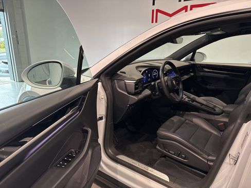 Used 2025 Porsche Macan 4 Electric image 12