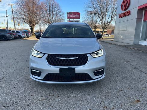 Used 2026 Chrysler Pacifica Select image 9