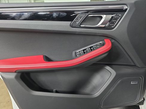 Certified 2025 Porsche Macan image 22