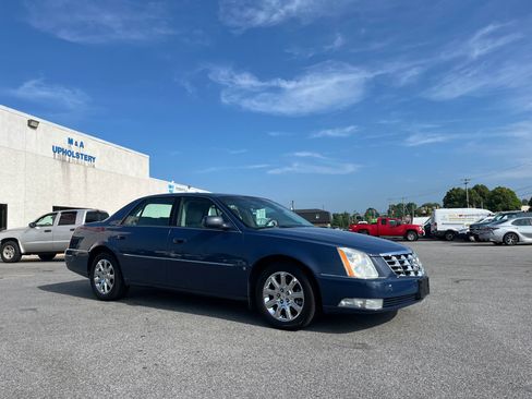 Used 2009 Cadillac DTS w/ Sun And Sound Package FWD image 1