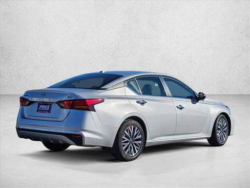 Used 2024 Nissan Altima 2.5 SV image 4