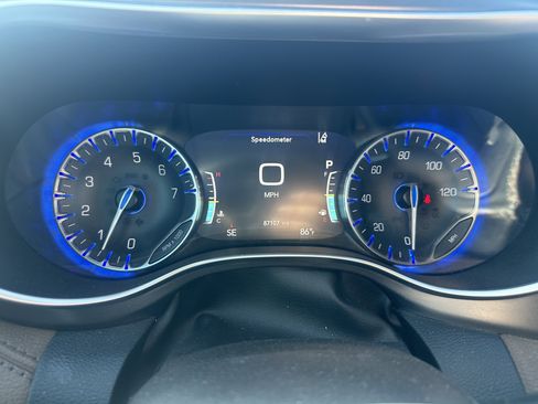 Used 2020 Chrysler Pacifica Limited w/ Advanced Safetytec Group FWD image 17