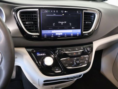 Used 2024 Chrysler Pacifica Touring-L image 5