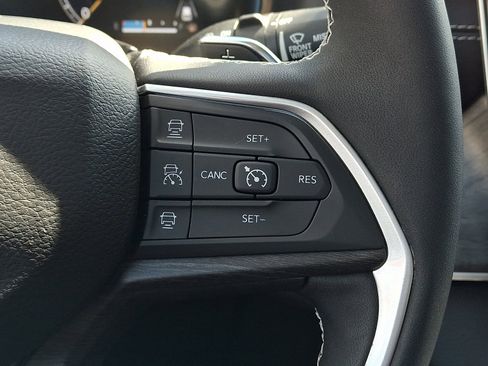 Used 2023 Jeep Grand Cherokee L Limited image 23