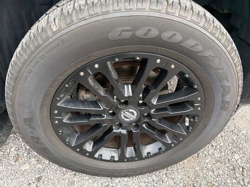 Used 2018 Nissan Titan SL AWD/4WD image 14