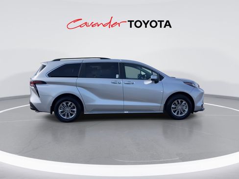 Certified 2025 Toyota Sienna XLE image 9