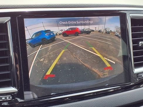 Used 2023 Chrysler Pacifica Touring-L image 11