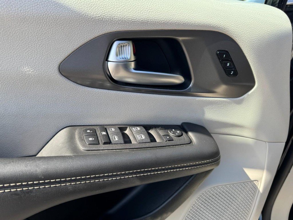 Used 2023 Chrysler Pacifica Touring-L FWD image 16