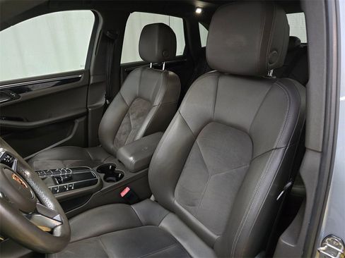 Used 2018 Porsche Macan image 21