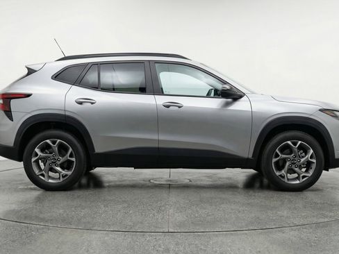 Used 2025 Chevrolet Trax LT FWD image 11