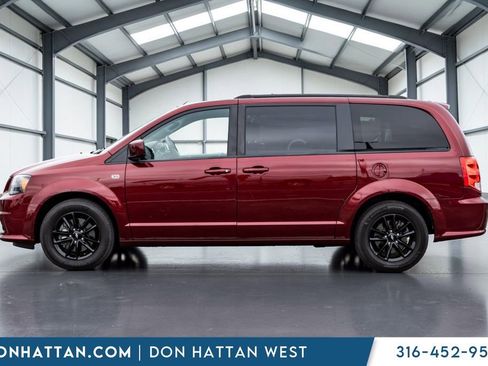 Used 2019 Dodge Grand Caravan SE FWD image 2