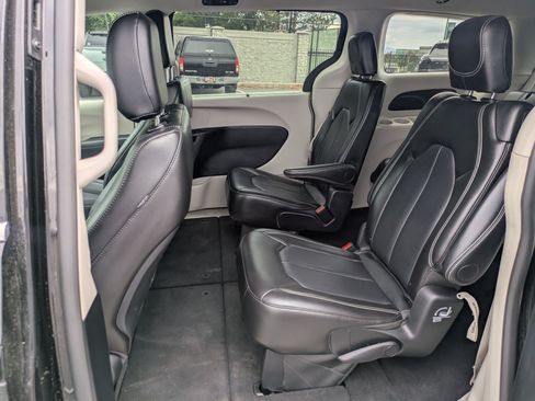 Used 2024 Chrysler Pacifica Touring-L FWD image 28