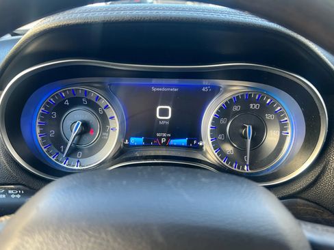 Used 2017 Chrysler 300 C RWD image 11