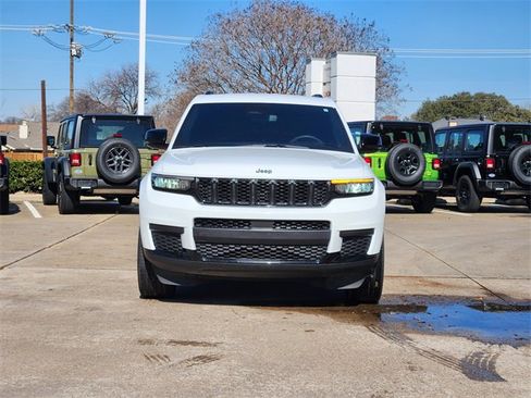 Used 2023 Jeep Grand Cherokee L Altitude image 2
