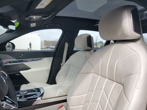 Certified 2023 BMW 760i xDrive w/ Executive Package image 7