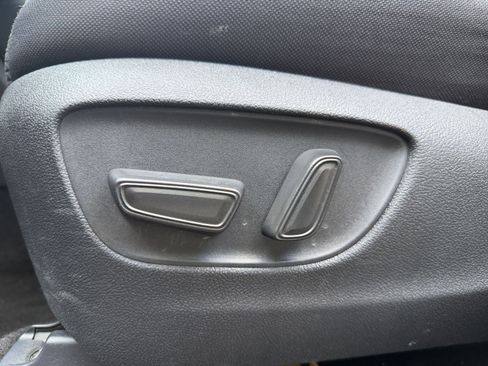 Used 2025 Toyota Highlander LE FWD image 22