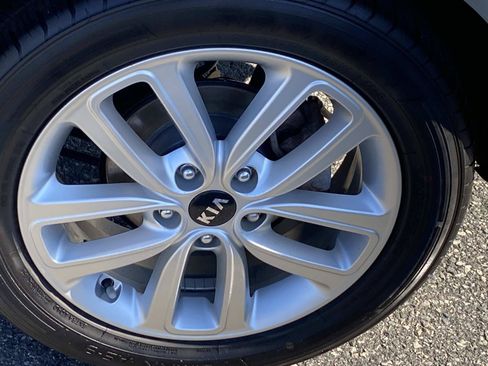 Used 2017 Kia Soul + FWD image 27
