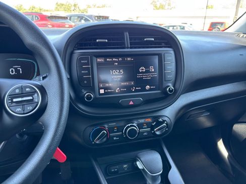 Used 2025 Kia Soul LX w/ LX Technology Package FWD image 17
