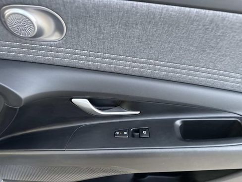 Used 2025 Hyundai Elantra Limited FWD image 17