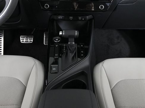New 2025 Kia Niro EX Touring image 16
