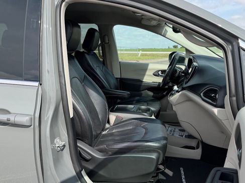 Used 2022 Chrysler Pacifica Touring-L FWD image 18
