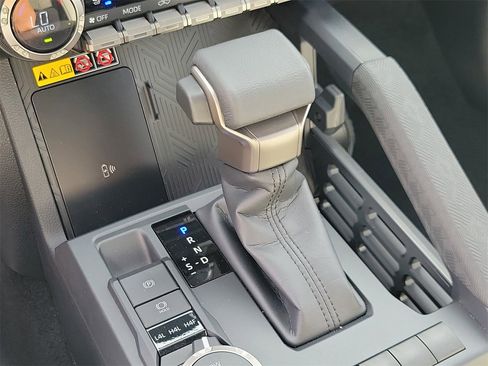 Used 2025 Toyota Tacoma Limited image 27