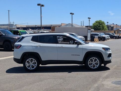 Used 2024 Jeep Compass Latitude AWD/4WD image 4