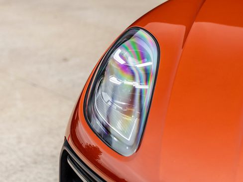 Certified 2022 Porsche Macan AWD/4WD image 19