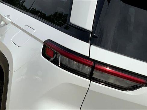 Used 2024 Jeep Grand Cherokee Altitude image 14