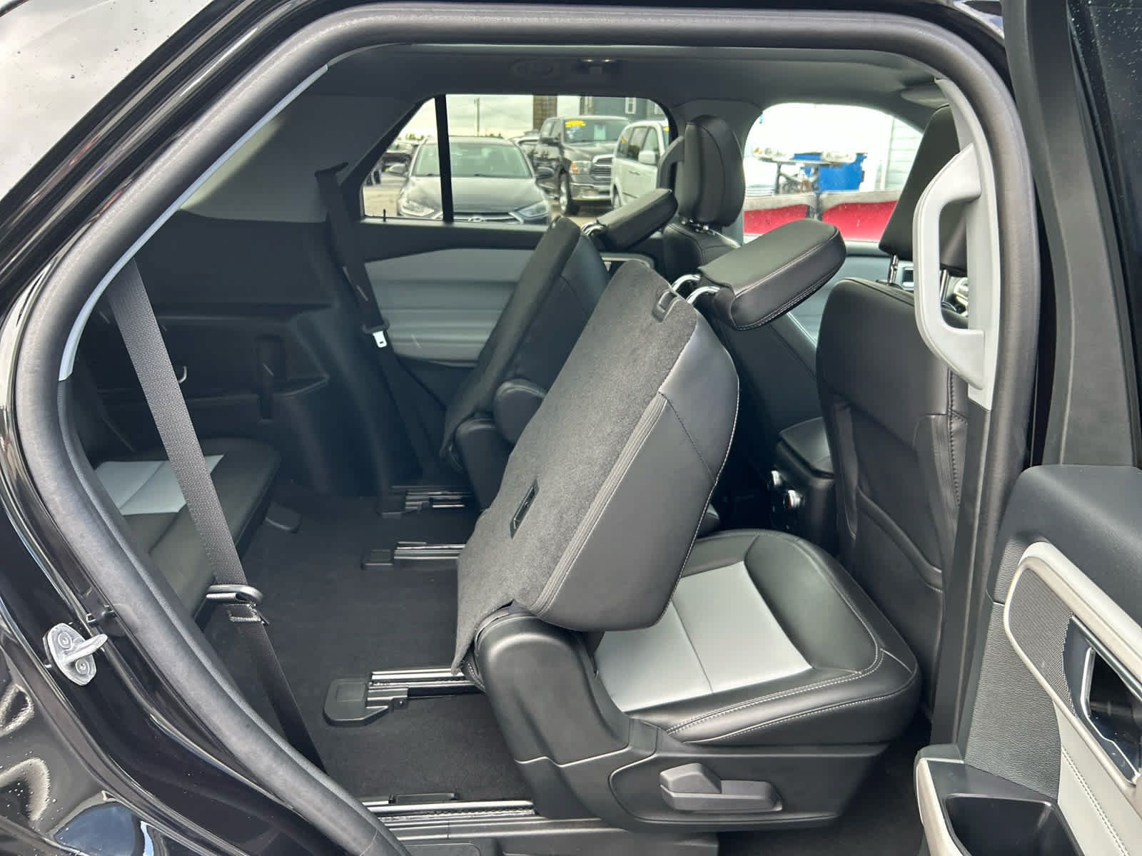 Used 2024 Ford Explorer XLT w/ Equipment Group 202A AWD/4WD image 32