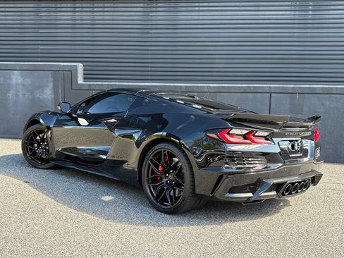 Used 2025 Chevrolet Corvette Z06 RWD image 8