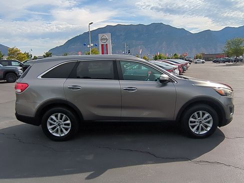 Used 2018 Kia Sorento LX image 2