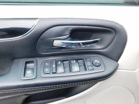 Used 2018 Dodge Grand Caravan SXT image 18