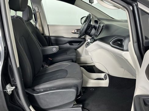 Used 2020 Chrysler Voyager L image 28