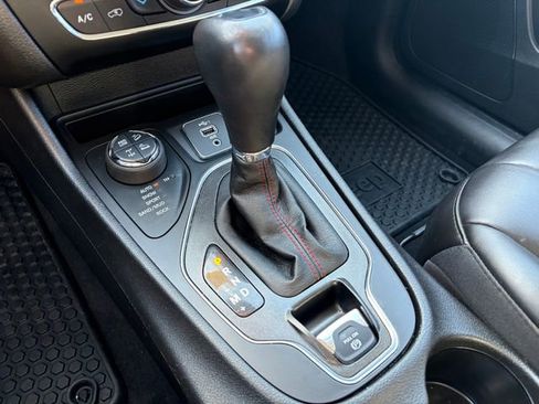 Used 2021 Jeep Cherokee Trailhawk AWD/4WD image 29