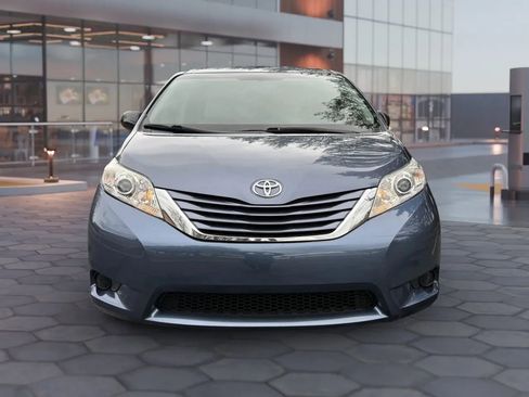 Used 2015 Toyota Sienna LE image 2