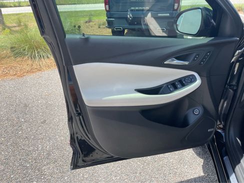 Used 2025 Buick Encore GX Avenir w/ Avenir Technology Package FWD image 11