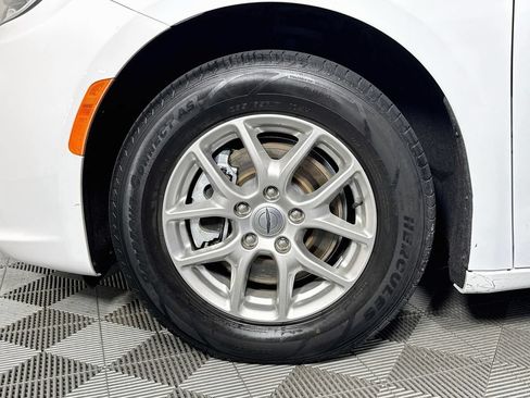 Used 2024 Chrysler Pacifica Touring-L FWD image 30