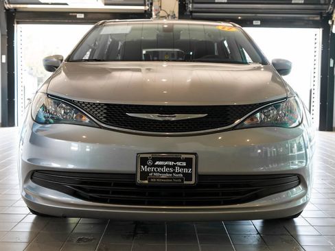 Used 2017 Chrysler Pacifica Touring FWD image 2