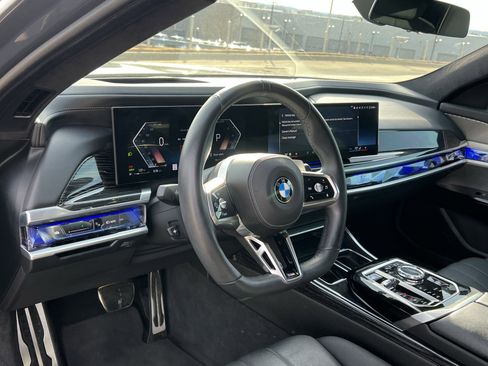 Used 2023 BMW 740i w/ Executive Package image 18