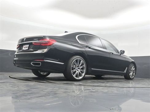Used 2019 BMW 740i w/ Executive Package image 40