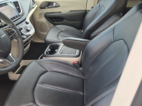 Used 2024 Chrysler Pacifica Touring-L image 8
