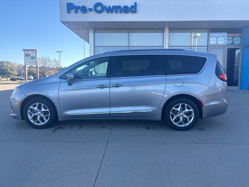 Used 2019 Chrysler Pacifica Touring-L Plus FWD image 8