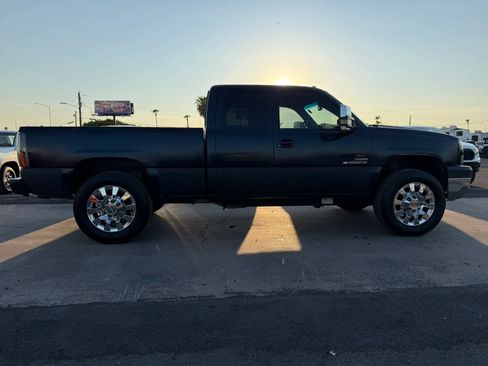 Used 2005 Chevrolet Silverado 2500 LT w/ Heavy-Duty Power Package AWD/4WD image 12
