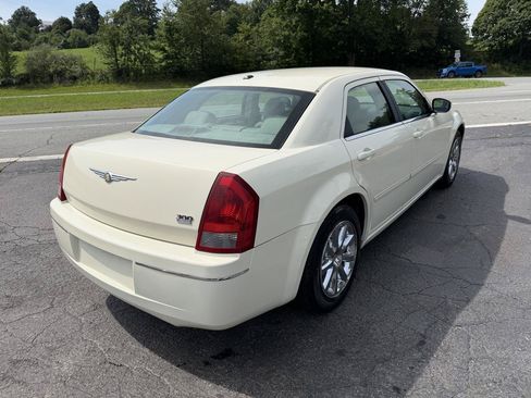 Used 2007 Chrysler 300 Touring L RWD image 7